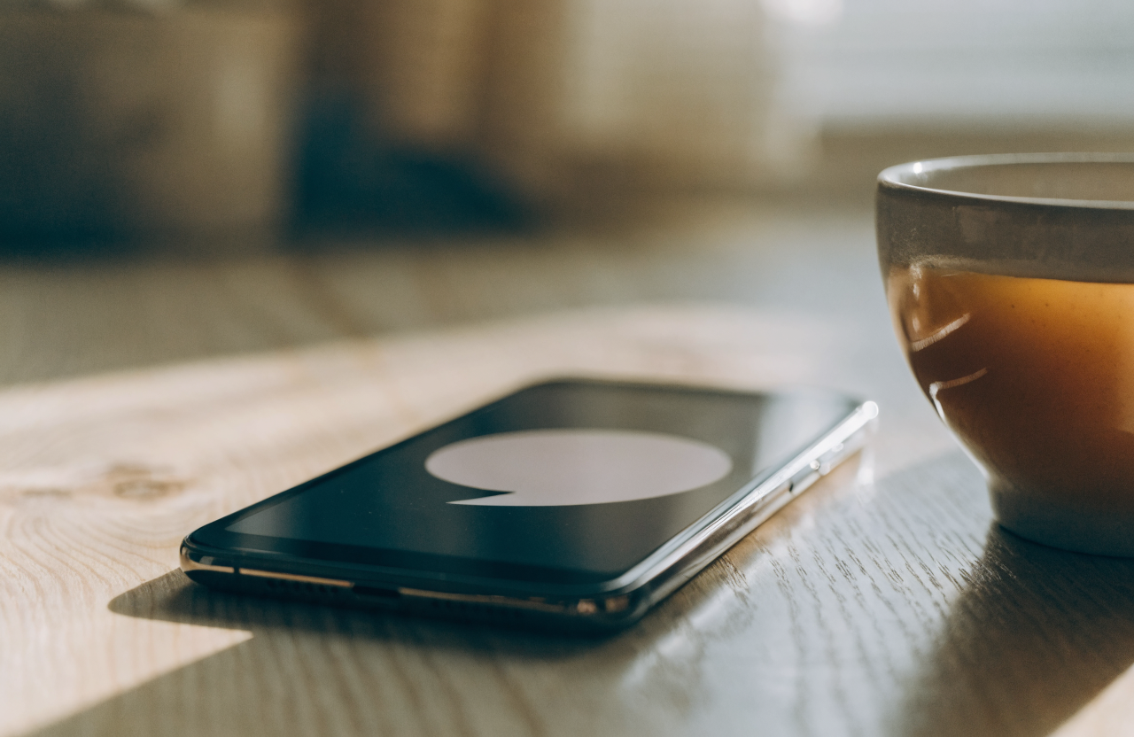 スマートフォンの画面にやわらかく光るチャットのアイコンが表示されている様子