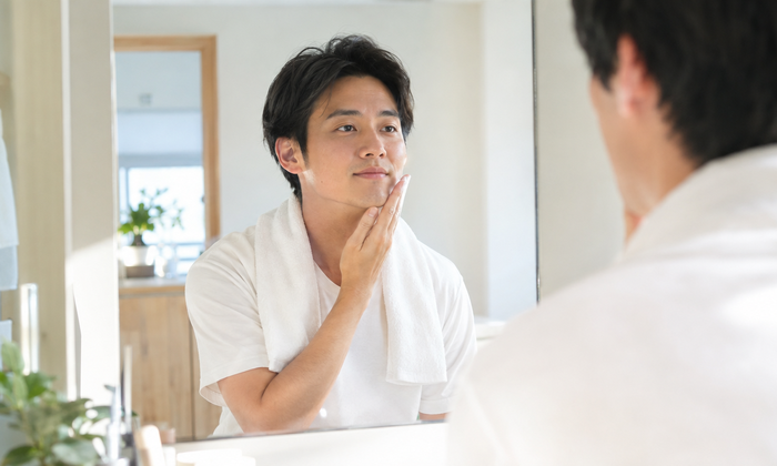 身だしなみを整える男性のイメージ
